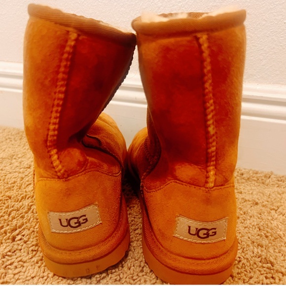 UGGS SIZE 6 - Picture 2 of 3